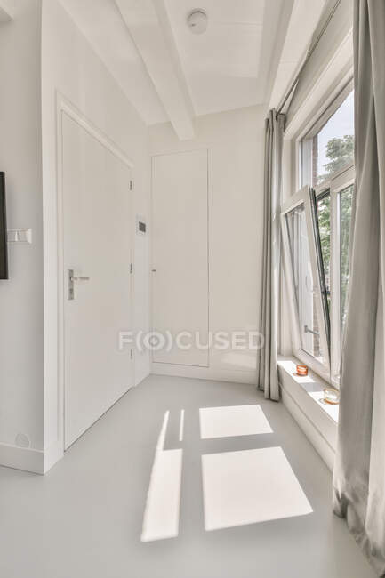 Un largo pasillo vacío diseñado en estilo minimalista - foto de stock