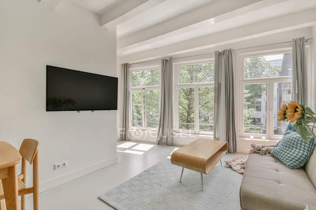 Helles Wohnzimmer in einem modernen Luxushaus — Stockfoto