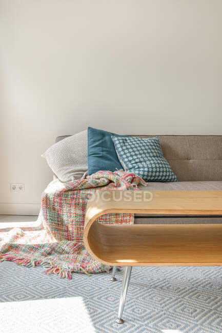 Вид на элегантный диван в гостиной — стоковое фото