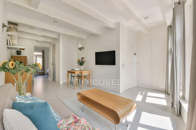 Elegantes und geräumiges Wohnzimmer mit schönen Möbeln — Stockfoto