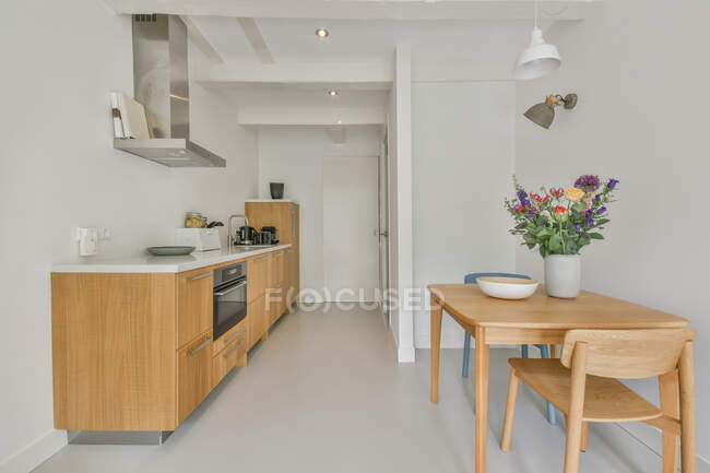 Interior de uma bela cozinha de uma casa de elite — Fotografia de Stock