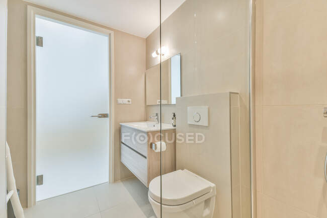 Design de interiores de belo e elegante banheiro — Fotografia de Stock