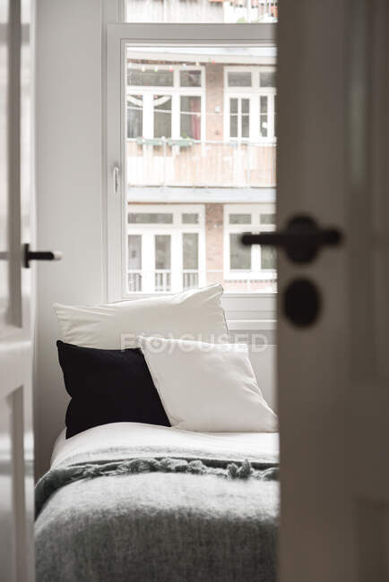 Vue de la porte sur un canapé avec oreillers — Photo de stock