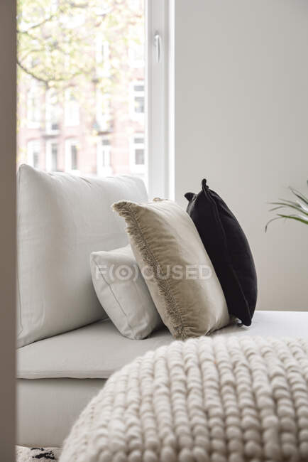 Vista lateral de un sofá con almohadas - foto de stock