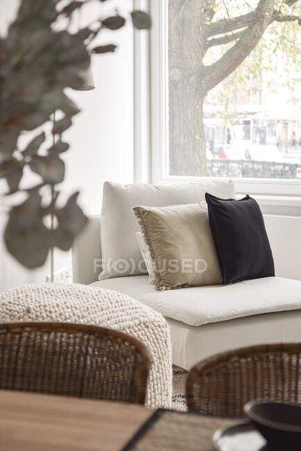 Інтер'єр вітальні зі стильним диваном і подушками — стокове фото