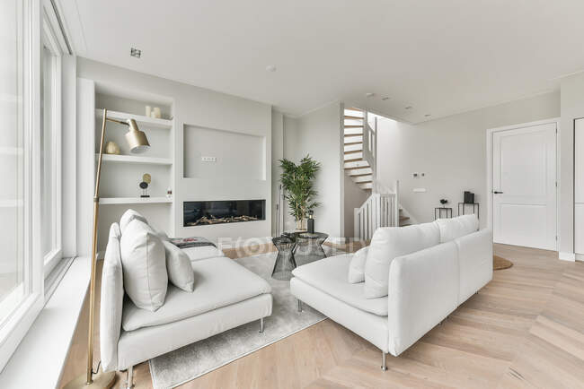 Salon confortable avec une cheminée dans l'appartement — Photo de stock