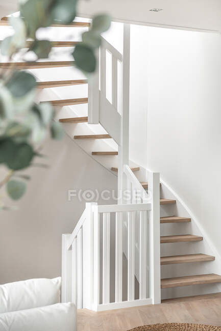 Salão de escadas de luxo de design especial em uma casa elegante — Fotografia de Stock