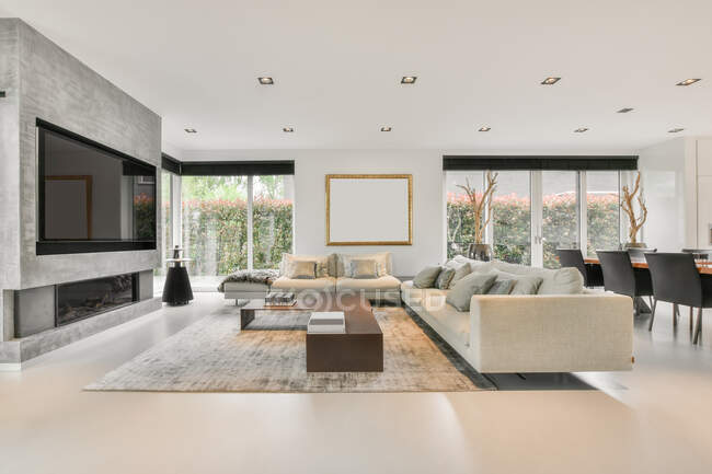 Interior de luxo e bela sala de estar — Fotografia de Stock