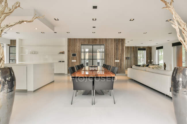 Moderna sala da pranzo in una casa di lusso con design individuale — Foto stock
