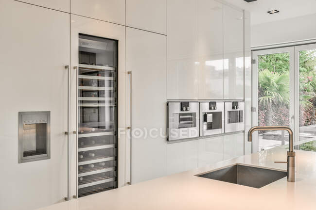 Hermosa y espaciosa cocina en una casa elegante - foto de stock