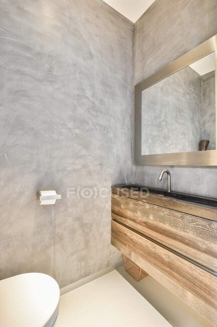 Design interno di lusso di un bagno con pareti in marmo — Foto stock