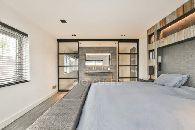 Интерьер роскошной спальни дома в красивом дизайне — стоковое фото