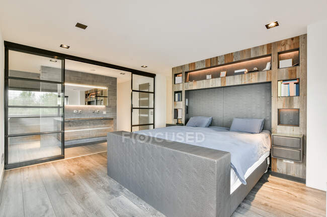 Interni camera da letto di lusso di casa in bellissimo design — Foto stock