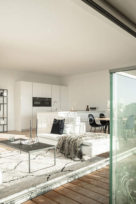 Luxurious minimalistic style living room — Stock Photo