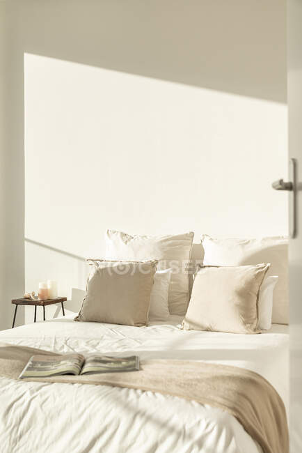 Quarto de luxo de casa em belo design em uma manhã ensolarada — Fotografia de Stock