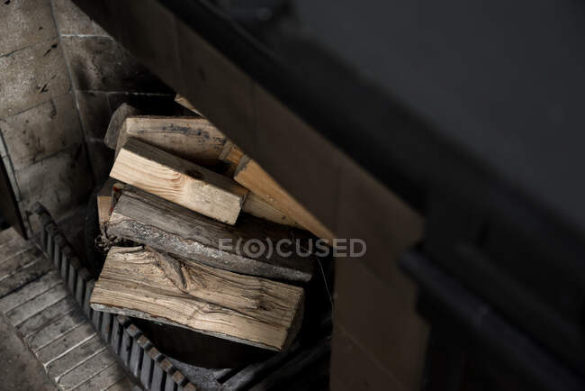 Primo piano di camino pieno di legna da ardere — Foto stock