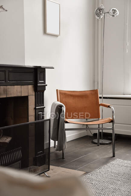 Стильный камин и стул в гостиной — стоковое фото