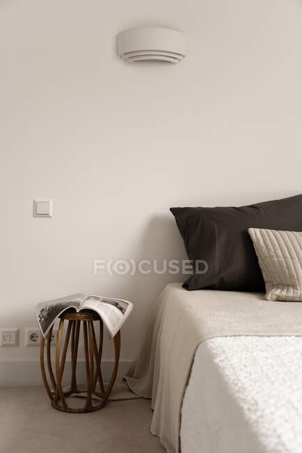 Interno di una camera da letto accogliente e luminosa con bella decorazione — Foto stock