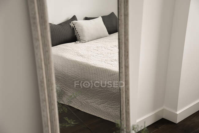 Vista dalla porta di un grande letto con morbidi cuscini — Foto stock