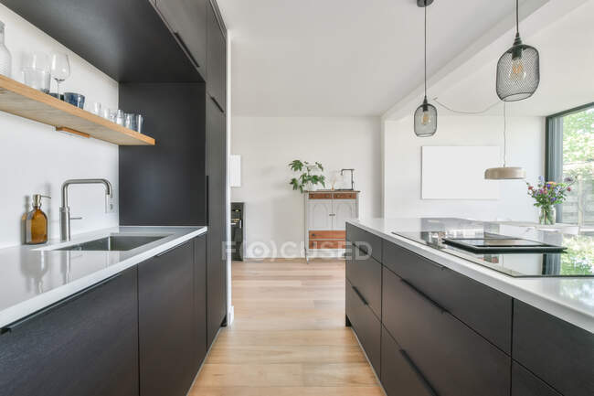 Innenraum einer schönen Küche eines Elitehauses — Stockfoto