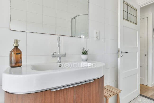 Розкішний дизайн інтер'єру ванної кімнати з мармуровими стінами — стокове фото