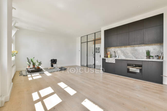 Interior de uma bela cozinha de uma casa de elite — Fotografia de Stock