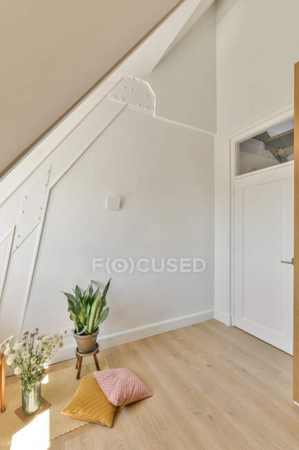Intérieur d'une chambre spacieuse dans une maison de luxe — Photo de stock