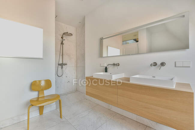 Дизайн інтер'єру красивої і елегантної ванної кімнати — стокове фото