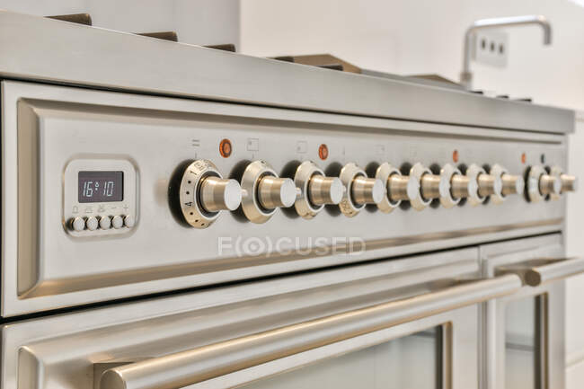 Hermosa y elegante estufa de gas en la cocina - foto de stock
