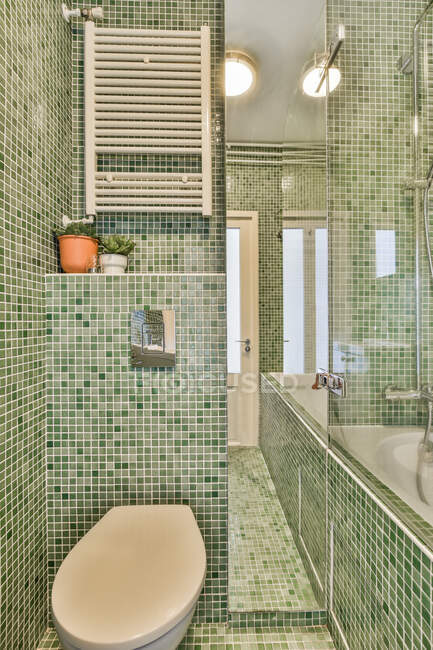 Interior de un pequeño baño limpio en estilo miniatura - foto de stock