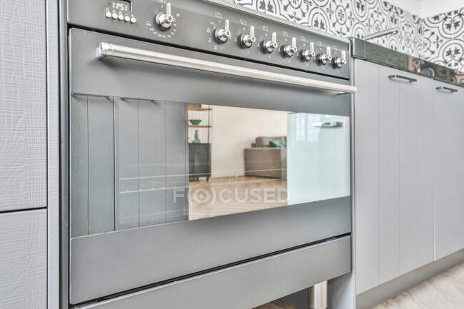 Interior de una hermosa cocina de una casa de élite - foto de stock