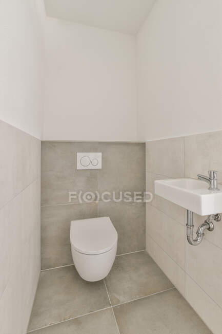 Intérieur de petite salle de bain propre dans un style miniature — Photo de stock