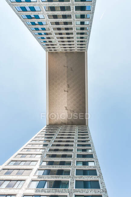 Bela vista do edifício residencial grande e de luxo — Fotografia de Stock