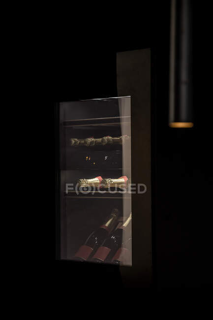 Close up de garrafas de álcool elegante — Fotografia de Stock
