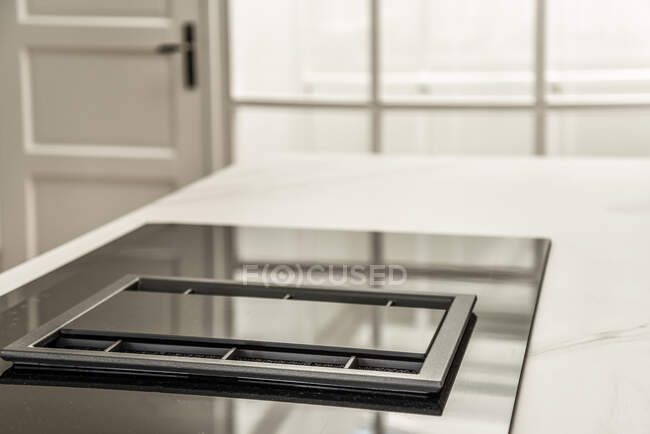 Крупним планом стильна плита на кухні — стокове фото