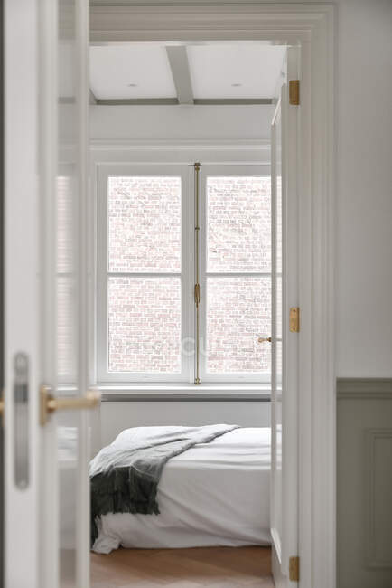 Vista da porta para um quarto com mobiliário elegante — Fotografia de Stock
