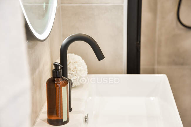 Nahaufnahme eines Luxus-Wasserhahns in einem eleganten Badezimmer — Stockfoto