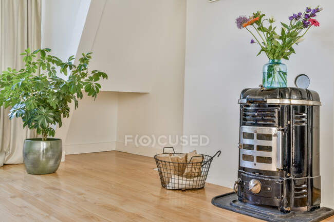 Ofen in moderner Wohnung auf Holzboden — Stockfoto