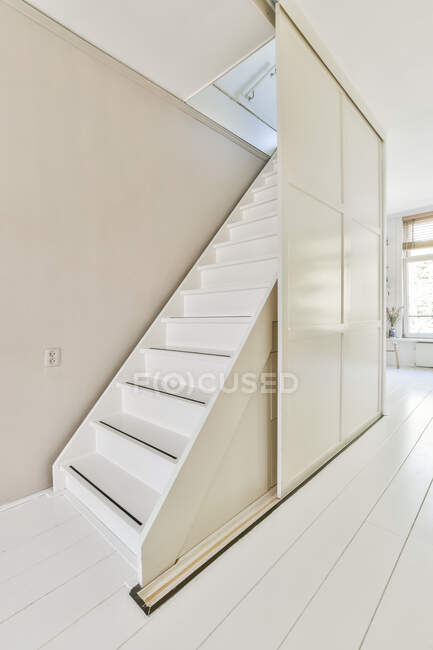 Розкішний зал сходів особливого дизайну в елегантному будинку — стокове фото