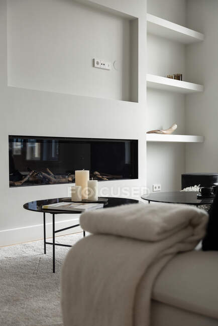 Elegante e espaçosa sala de estar com lareira elegante — Fotografia de Stock