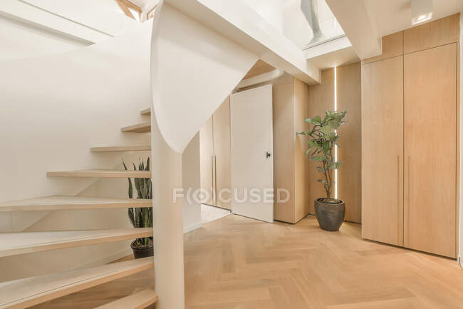 Luxus-Treppenhaus mit besonderem Design in einem eleganten Haus — Stockfoto