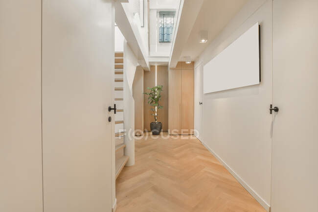 De l'intérieur du couloir d'une maison de luxe avec des murs blancs et très lumineux — Photo de stock