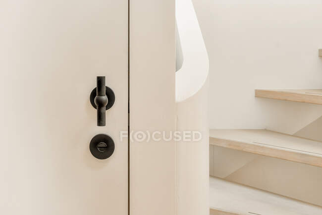 Fechar-se de uma alça elegante em uma porta branca — Fotografia de Stock
