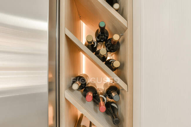 Close up de garrafas de álcool elegante — Fotografia de Stock