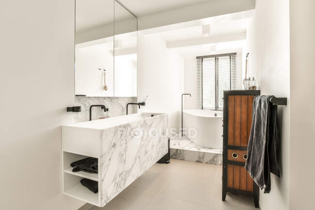 Bagno moderno in una casa di lusso con design individuale — Foto stock