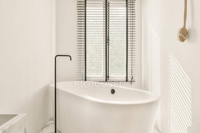 Дизайн интерьера светлой и красивой ванной комнаты — стоковое фото