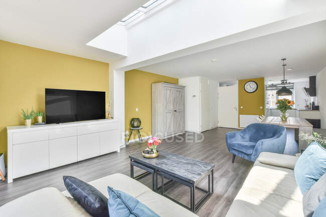 Ein gemütliches Wohnzimmer mit großem, stilvollem Sofa — Stockfoto
