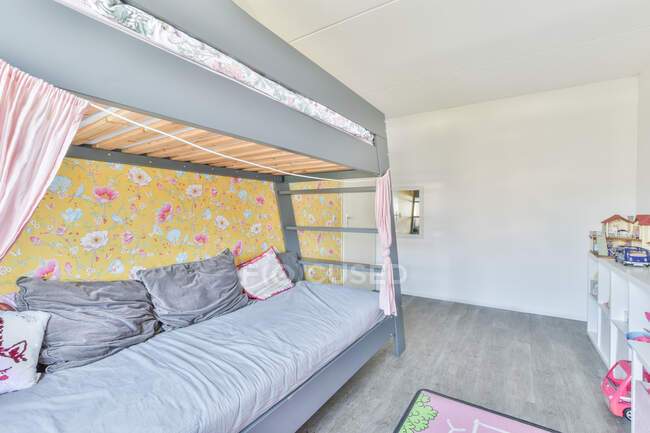 Luminoso dormitorio de diseño interior de una casa de lujo - foto de stock