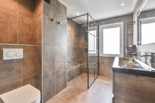 Design intérieur de belle et élégante salle de bain — Photo de stock