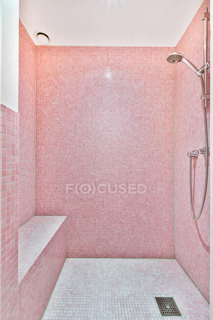 Сучасна душова кабінка в світлій ванній — стокове фото